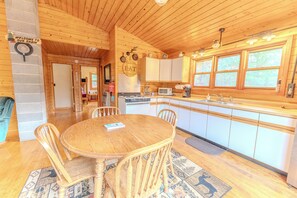 ثلاجة، ميكروويف، موقد طهي مسطح، ماكينة لصنع القهوة/الشاي