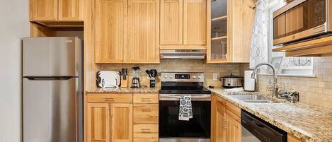 Kylskåp, mikrovågsugn, ugn och spishäll