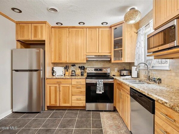 Réfrigérateur, micro-ondes, four, plaque de cuisson