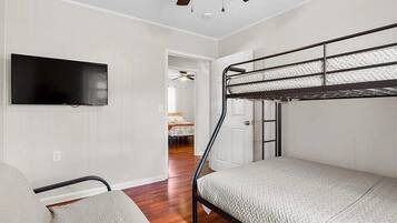 4 slaapkamers, een strijkplank/strijkijzer, reisbedje, gratis wifi