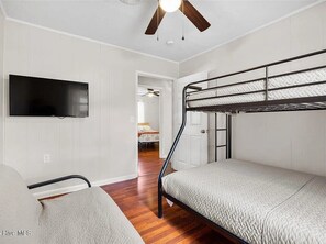 4 slaapkamers, een strijkplank/strijkijzer, reisbedje, gratis wifi