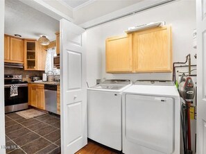 Fridge, microwave, oven, stovetop - Welcoming 4-bedroom house central Wilmington, close to 2 beaches, UNCW, downtown (Wilmington)