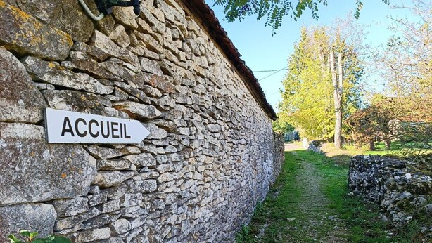 A stone building with a sign reading "ACCUEL". - Gîtes de France® - Le Fenil (ROCAMADOUR)