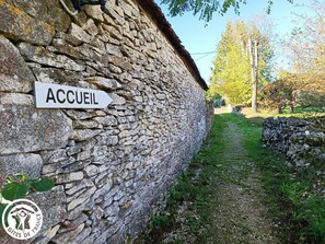 A stone wall with a sign reading 'ACCUEL' and a logo for 'Gîtes de France' at the bottom. - Gîtes de France® - Le Fenil (ROCAMADOUR)