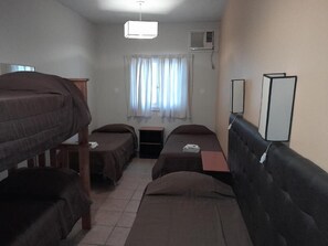 Caja de seguridad en la habitación y ropa de cama