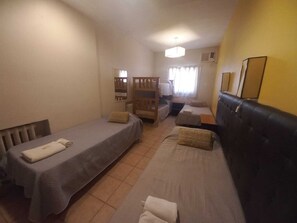 Chambre quadruple Standard | Coffre-fort, literie fournie