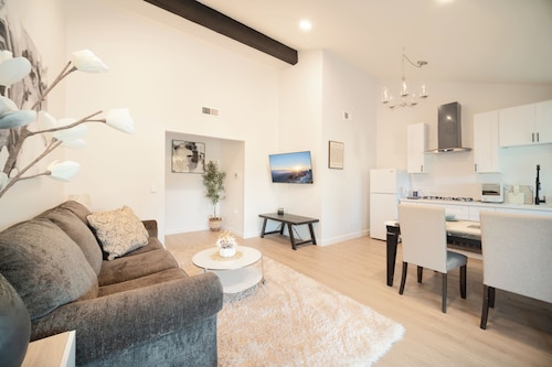2 TVs  Vaulted Ceiling  Private Kitchen&Entrance