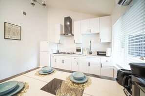 Réfrigérateur, four à micro-ondes, surface de cuisson, cafetiÚre-théiÚre