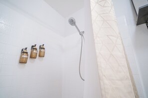 Secador de cabelo, toalhas de banho, sabonete, shampoo
