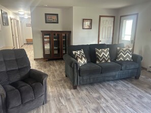 TV - Hubs Hideaway - a warm inviting 3 bedroom, 2 bath home. Recently renovated! (Palmyra)