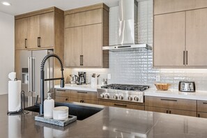 ثلاجة، ميكروويف، فرن، موقد طهي مسطح