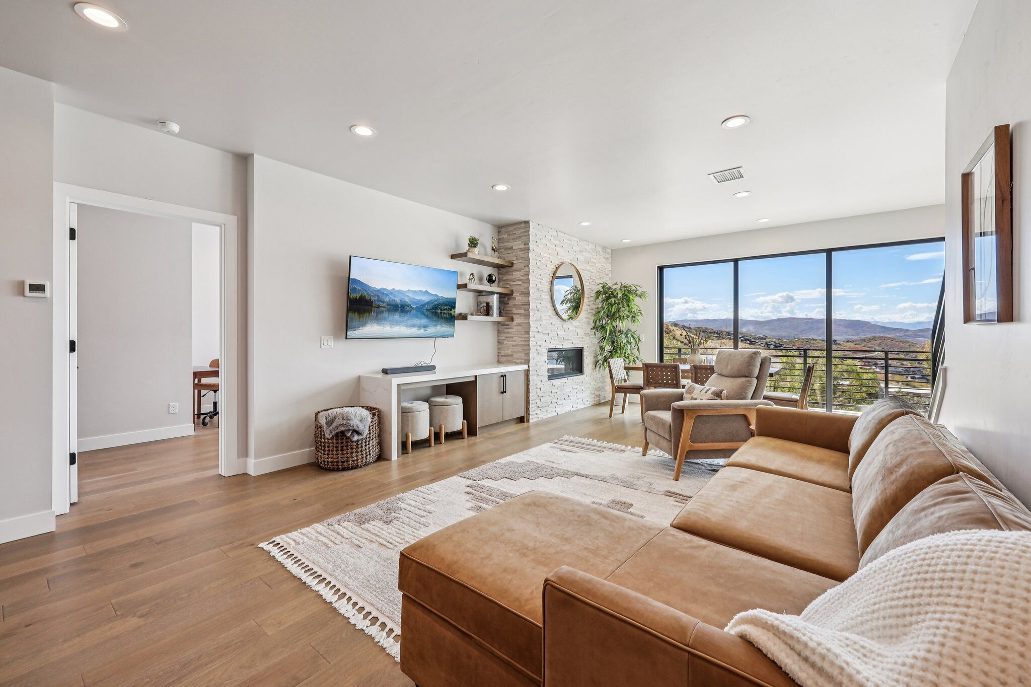 Smart TV, fireplace