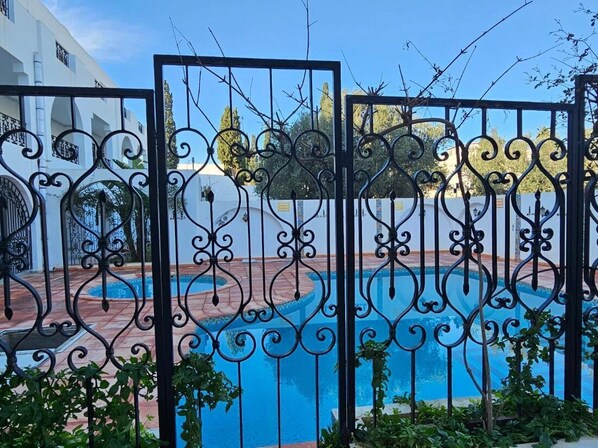 Appartement, 2 chambres, fumeurs, terrasse | Piscine