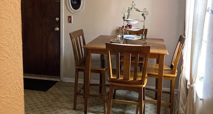 3 Bedroom 1 bath. Sleeps 8. 977./Mon. Welcome Contractors/military/MPEC/MSU.