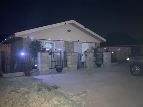 3 Bedroom 1 bath. Sleeps 8. 977./Mon. Welcome Contractors/military/MPEC/MSU.