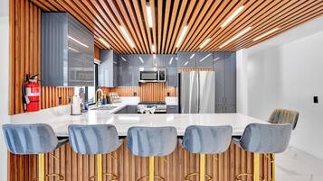 Geladeira, micro-ondas, fogão, cooktop