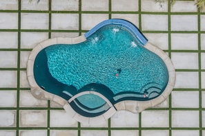 Una piscina al aire libre, una piscina climatizada