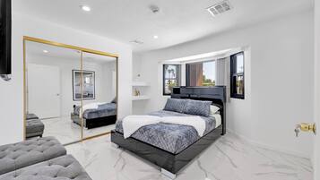 4 quartos, escrivaninha, ferros/tábuas de passar roupa, berço de viagem