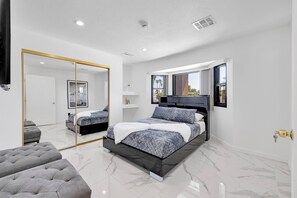 4 chambres, bureau, fer et planche à repasser, lit de bébé portatif