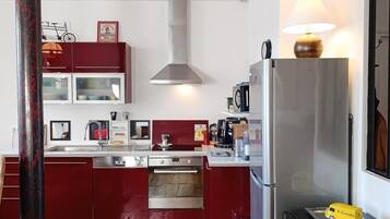 Een microgolfoven, een oven, een vaatwasser