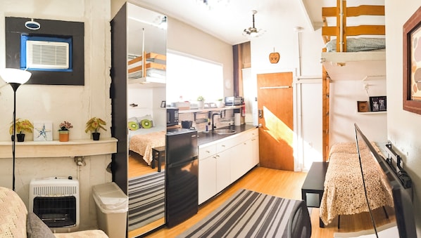 1 bedroom, desk, iron/ironing board, free WiFi - Cozy Vibe MicroFlat with AC, W/D, FastWiFi in the heart of Fishtown Philadelphia (Philadelphia)