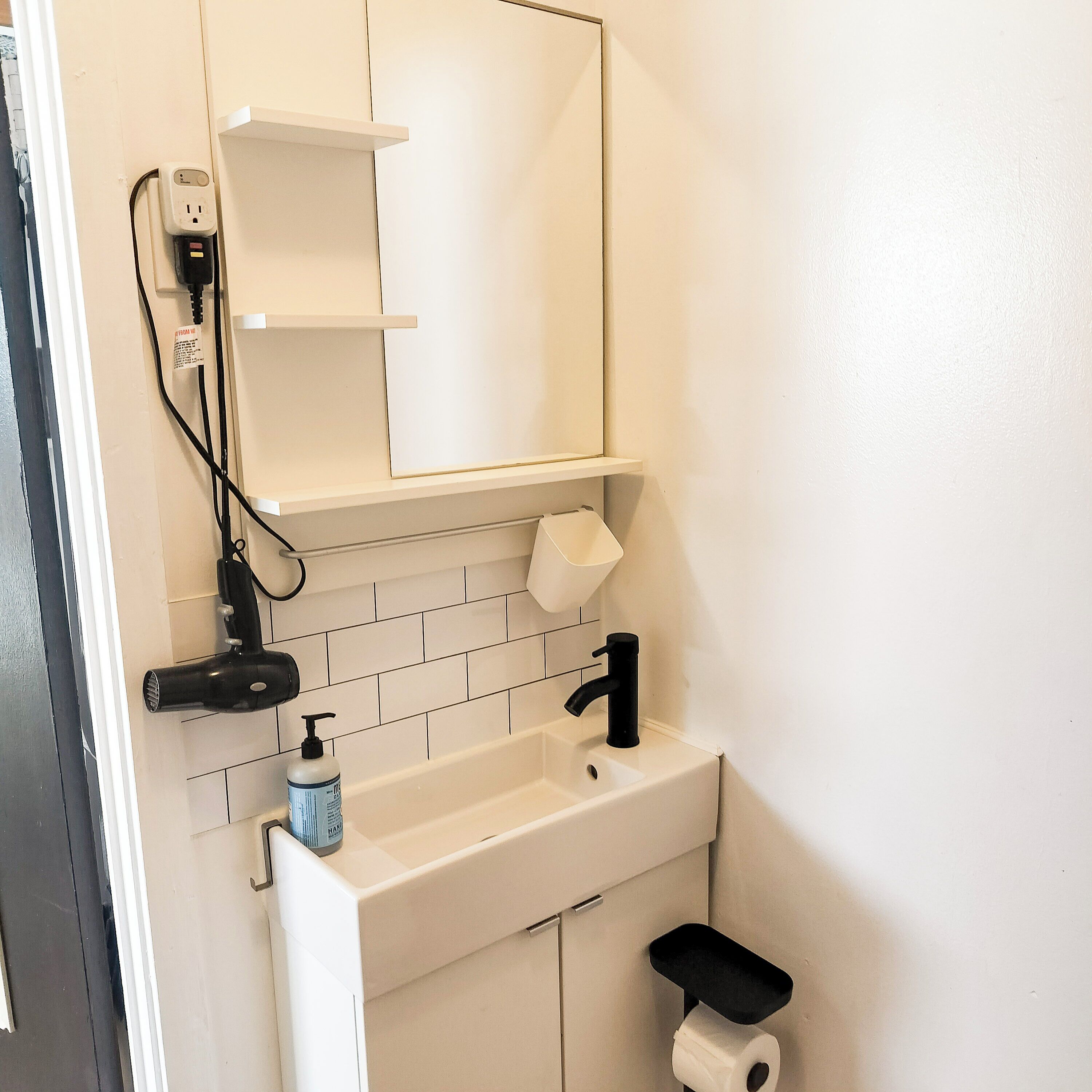 Douche, sèche-cheveux, bidet, serviettes fournies