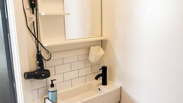 Shower, hair dryer, bidet, towels