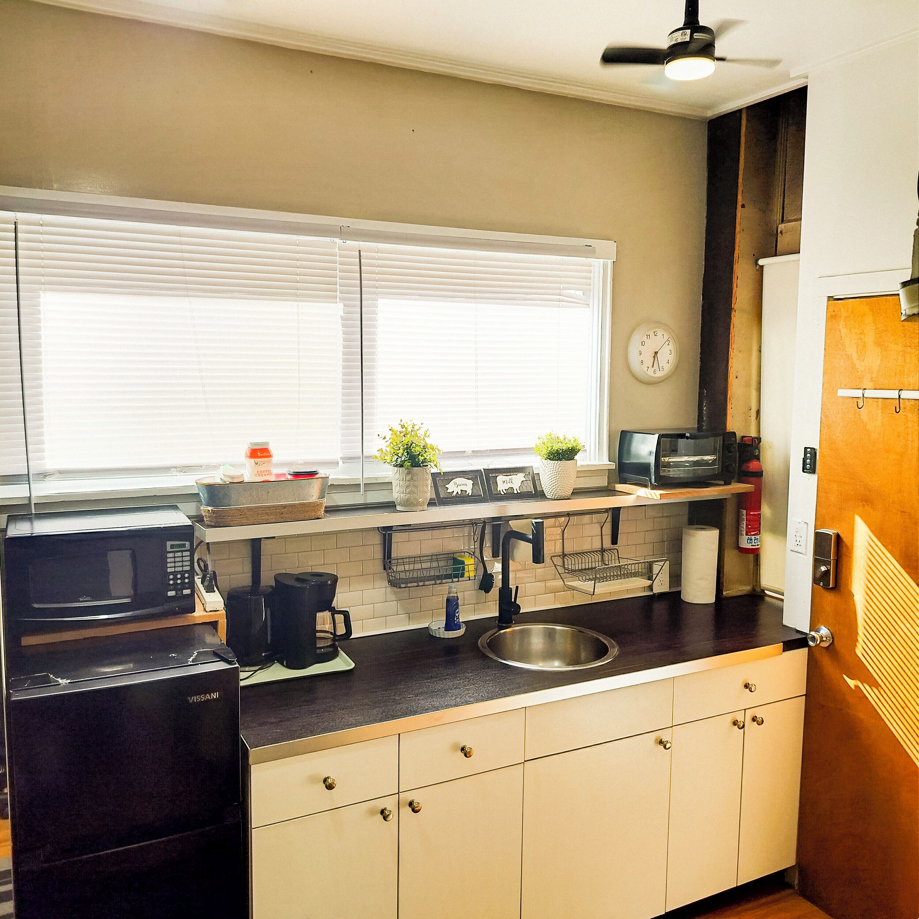 Refrigerador, microondas, horno y cafetera y tetera 