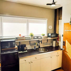 Fridge, microwave, oven, coffee/tea maker - Cozy Vibe MicroFlat with AC, W/D, FastWiFi in the heart of Fishtown Philadelphia (Philadelphia)