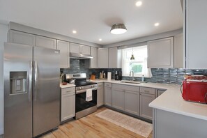 Jääkaappi, mikroaaltouuni, uuni, liesi