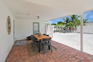 Outdoor dining - Canal-Front Longboat Key Getaway - Beach Breeze Bungalow (Longboat Key)