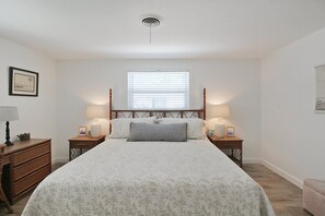 2 bedrooms, free WiFi, bed sheets - Canal-Front Longboat Key Getaway - Beach Breeze Bungalow (Longboat Key)