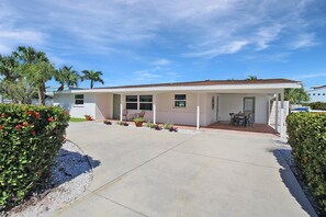 Exterior - Canal-Front Longboat Key Getaway - Beach Breeze Bungalow (Longboat Key)