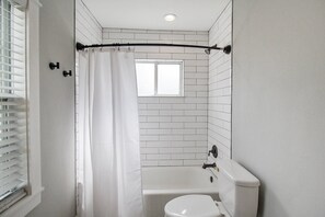 Een douche, handdoeken