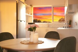 Four à micro-ondes, un four, surface de cuisson, lave-vaisselle