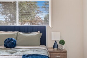 4 bedrooms, iron/ironing board, WiFi, bed sheets