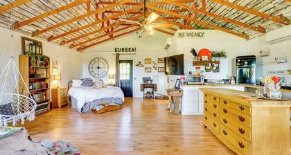 1 Mi to Downtown Eureka Springs: Studio Retreat