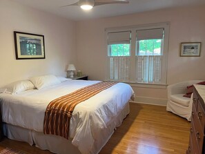 4 bedrooms, iron/ironing board, internet, bed sheets