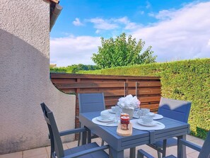 Outdoor dining - Les Charmilles by Interhome (Les Mathes)