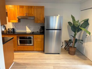 Four à micro-ondes, un four, surface de cuisson