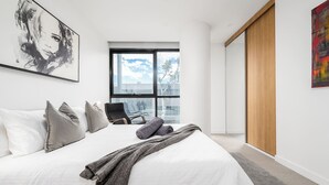 Room - Luxe Tri-Level Opp Westfield Pool Gym Park for 2 (Doncaster)