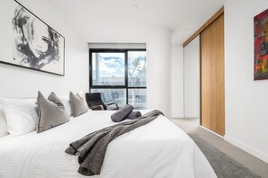 3 bedrooms, desk, iron/ironing board, WiFi - Luxe Tri-Level Opp Westfield Pool Gym Park for 2 (Doncaster)