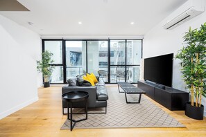 TV - Luxe Tri-Level Opp Westfield Pool Gym Park for 2 (Doncaster)