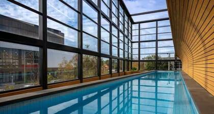 Luxe Tri-Level Opp Westfield Pool Gym Park for 2