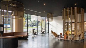 Lobby - Luxe Tri-Level Opp Westfield Pool Gym Park for 2 (Doncaster)