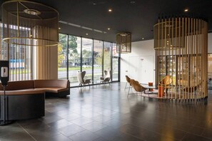 Lobby - Luxe Tri-Level Opp Westfield Pool Gym Park for 2 (Doncaster)