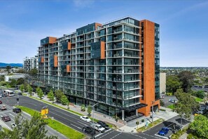 Exterior - Luxe Tri-Level Opp Westfield Pool Gym Park for 2 (Doncaster)