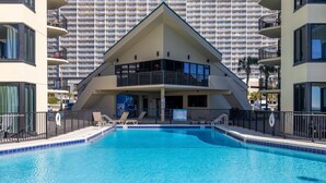Una piscina con un edificio moderno sullo sfondo.