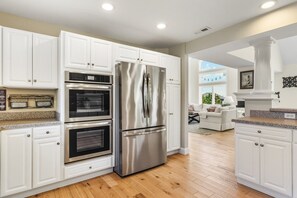 Refrigerador, microondas, horno y parrilla de estufa 