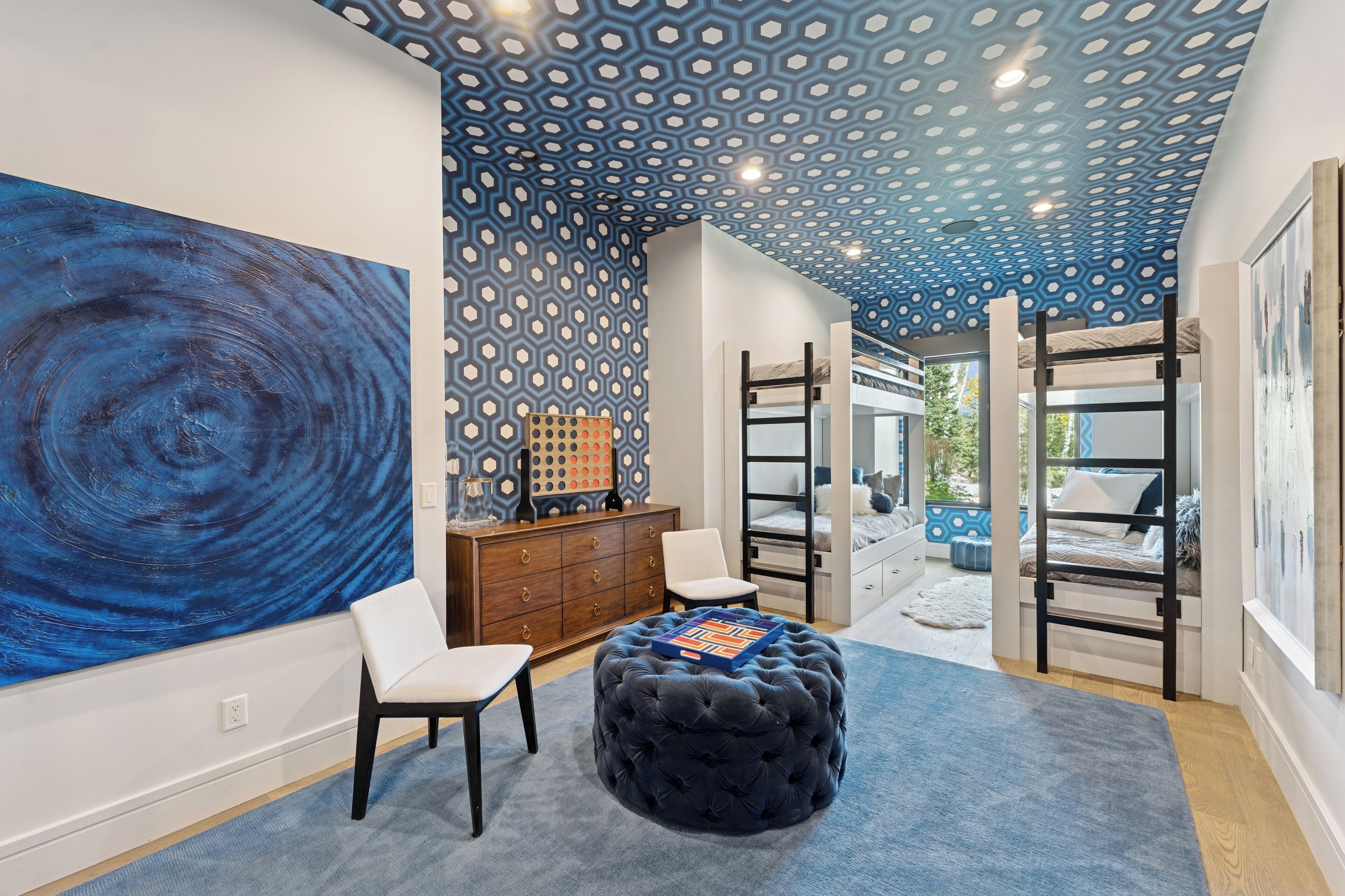 6 bedrooms, desk, iron/ironing board, free WiFi